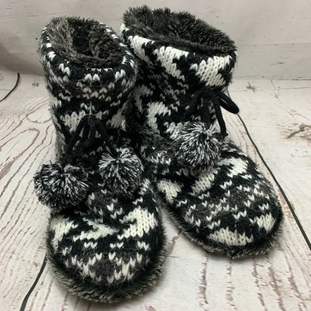 SO Black & White Tribal Faux Fur Slippers Sz 5/6